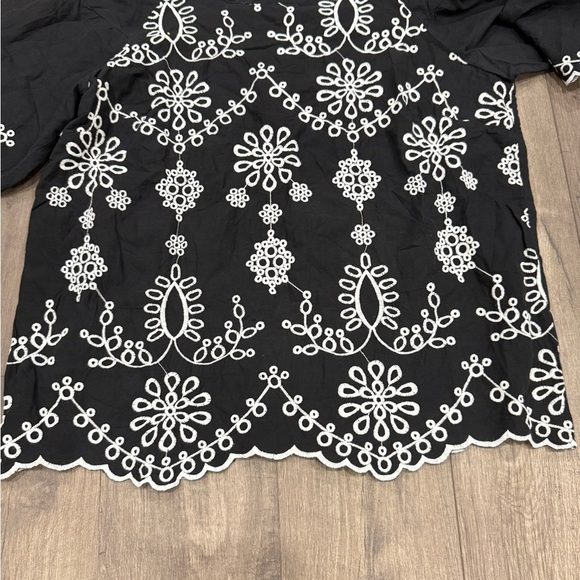 Liz Claiborne Black and White Embroidered Women's Top Size Medium Bell Sleeve - Picture 4 of 7